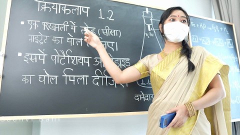 德西老师正在教她的处女学生在教室里进行硬核性交（印地语电视剧）快照图