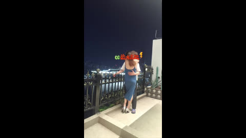 御姐阳台做爱，被人发现落荒而逃快照图