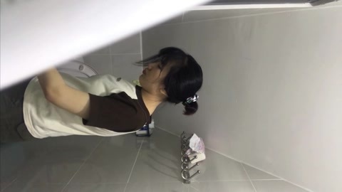 卫生间暗藏摄像头偷拍表妹尿尿 照镜子的时候差点被她发现了快照图